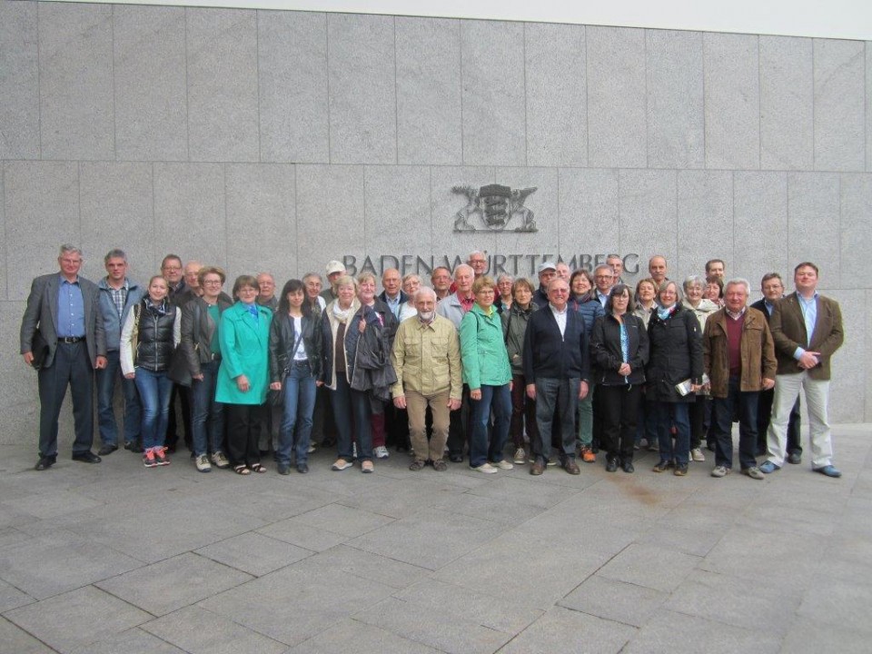 Die Reisegruppe beim Erinnerungsfoto vor der Landesvertretung  von Baden-Württemberg