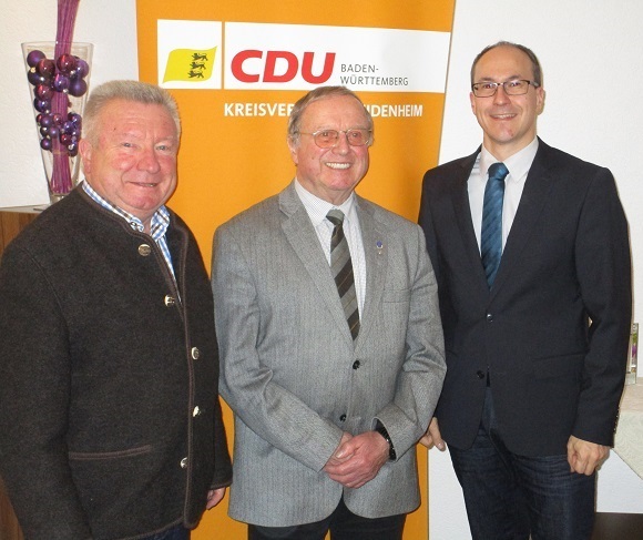 Jubilar Heinz Niederberger eingerahmt vom wiedergewählten CDU-Vorsitzenden Werner Rosenkranz und Laudator Michael Kolb